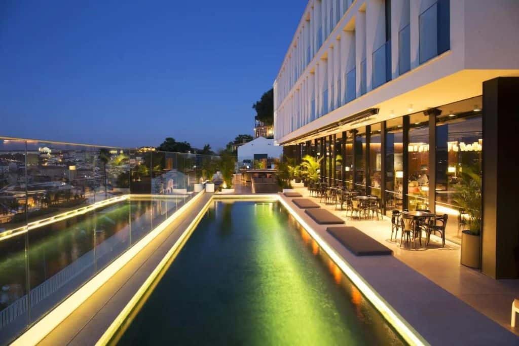 Rooftop pool at the Memmo Príncipe Real