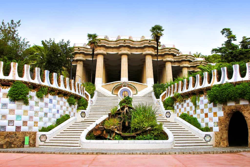 Frontal view of the steps leading up to a building in Park Guell