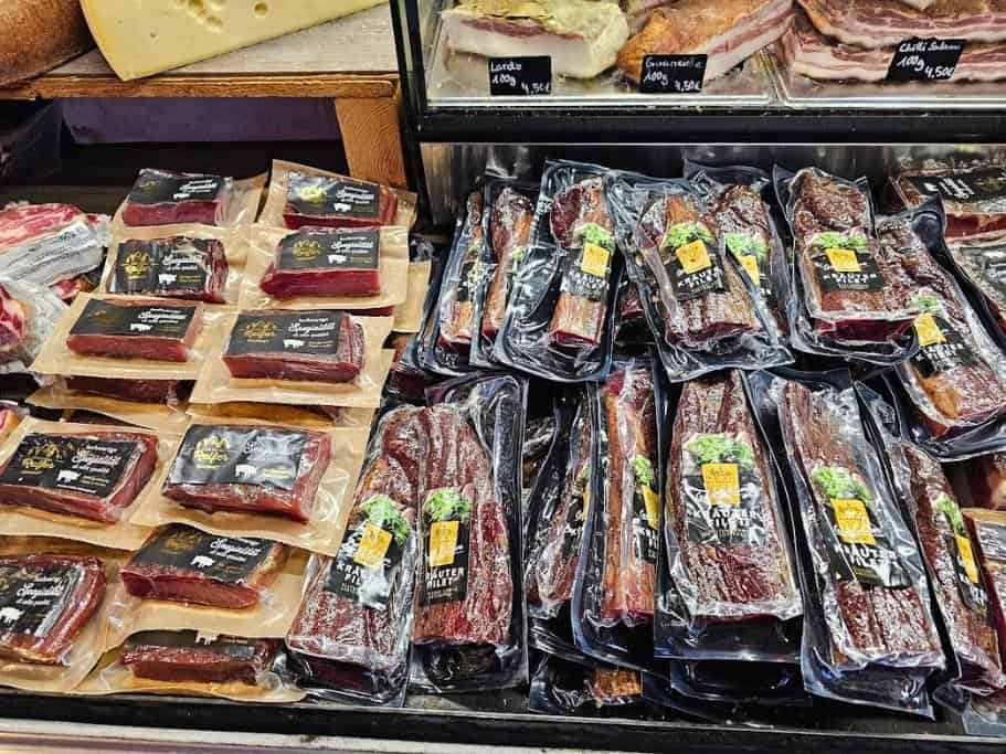 Display of vacuum-sealed meats