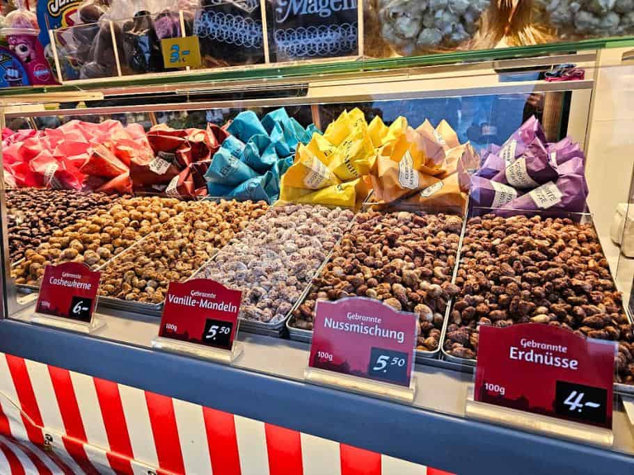 Display of different flavors of roasted nuts, all listed in German