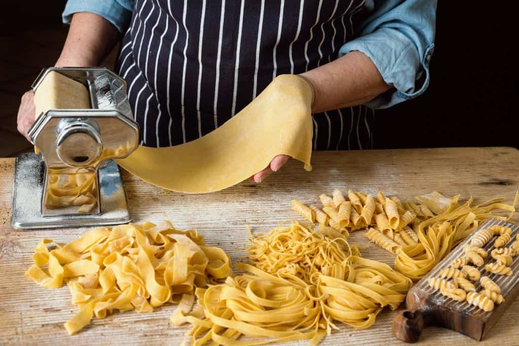 Some Naples cooking classes that make pasta use a hand crank